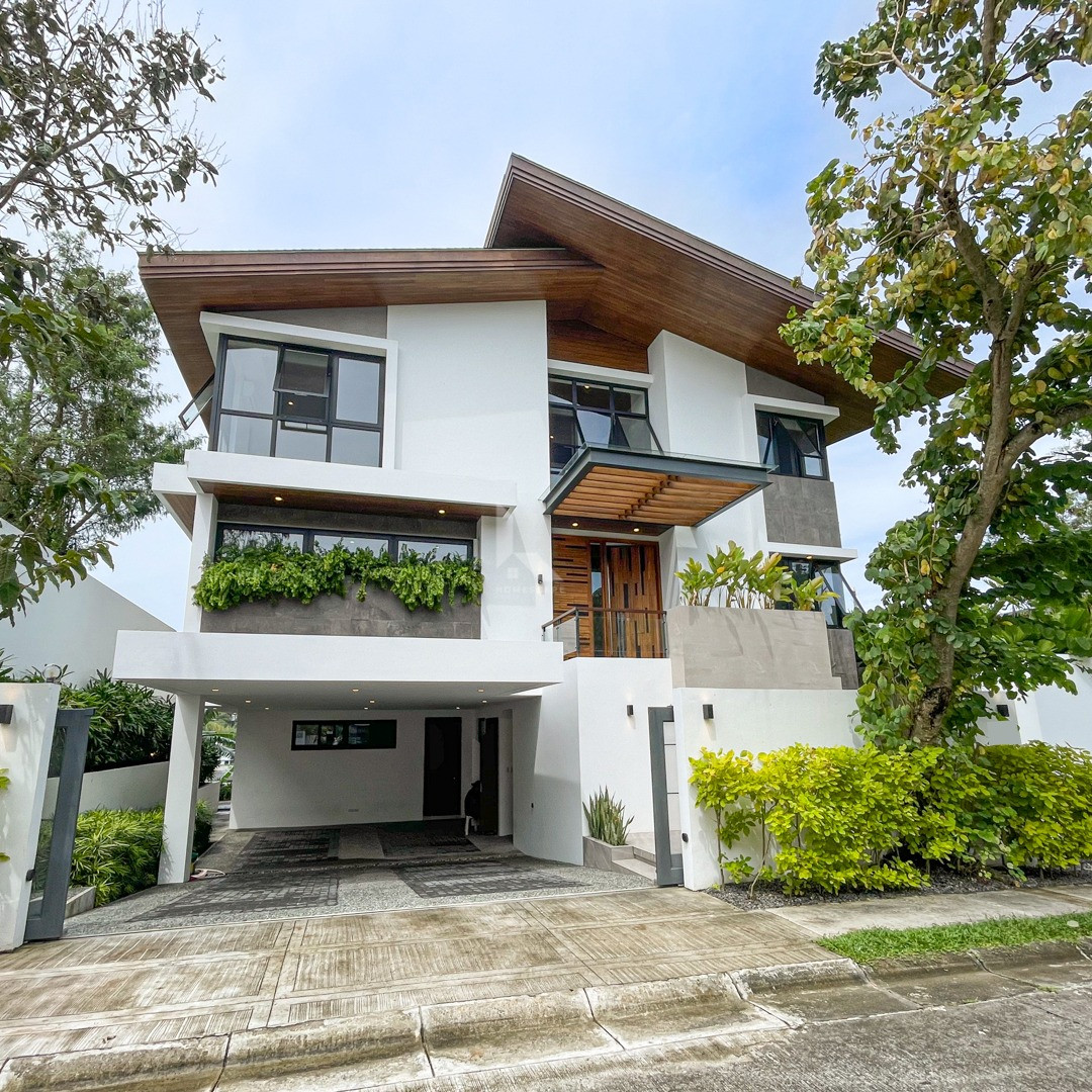 Elegant Modern Contemporary House with Elevator For Sale photo 1