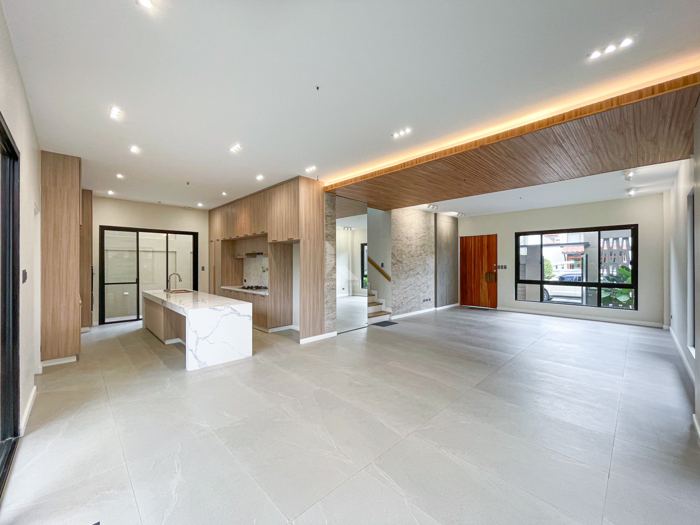 Elegant Modern Contemporary House with Swimming Pool For Sale photo 3