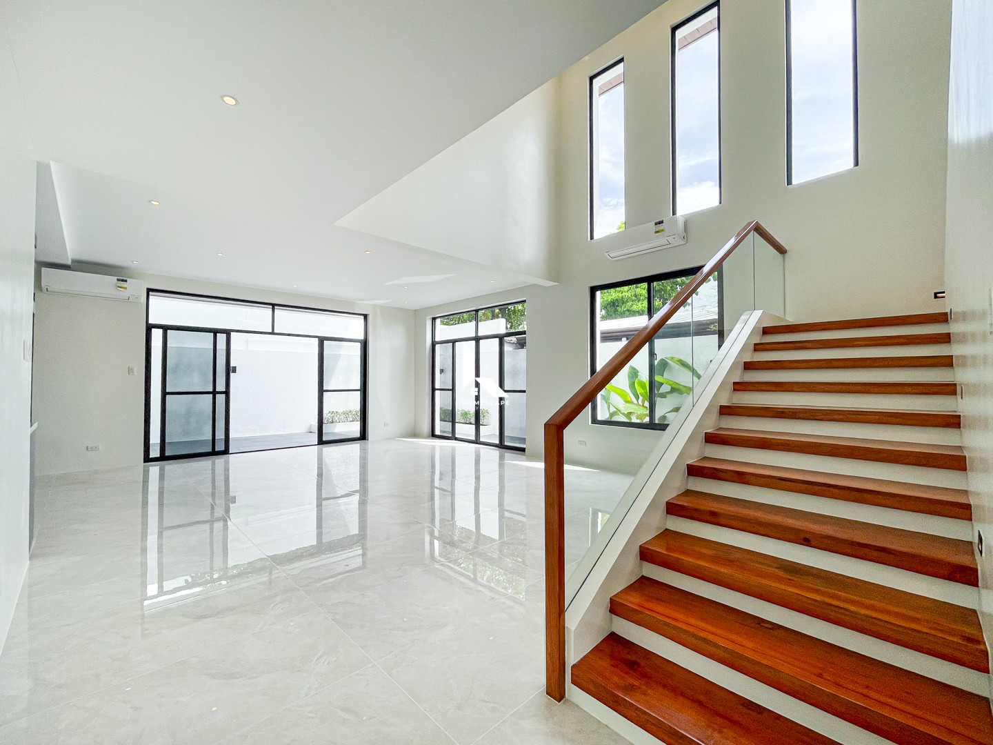 Elegant Modern Contemporary House and Lot in BF Homes photo 2