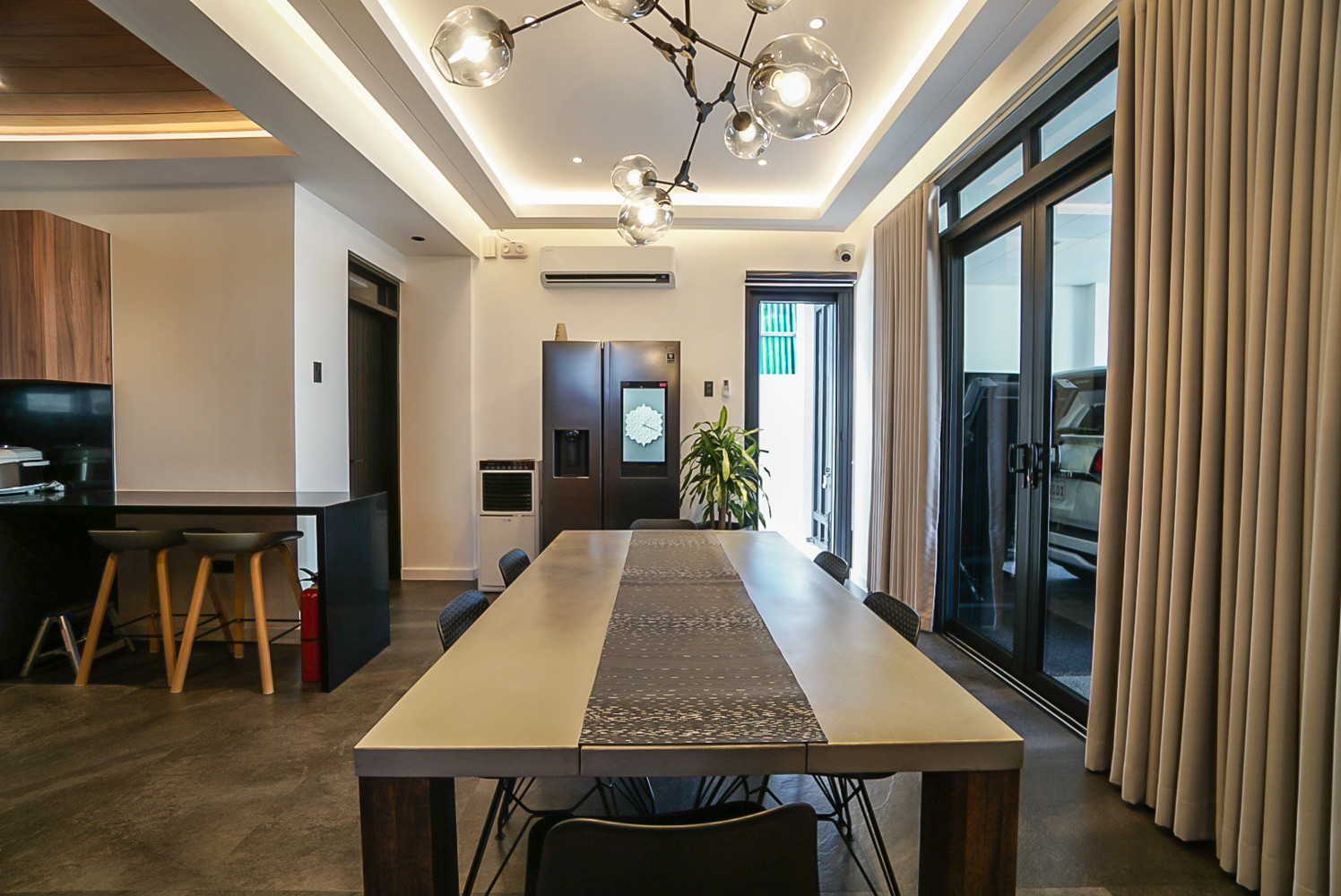 Polished and stylish. This newly listed property in Laguna photo 2