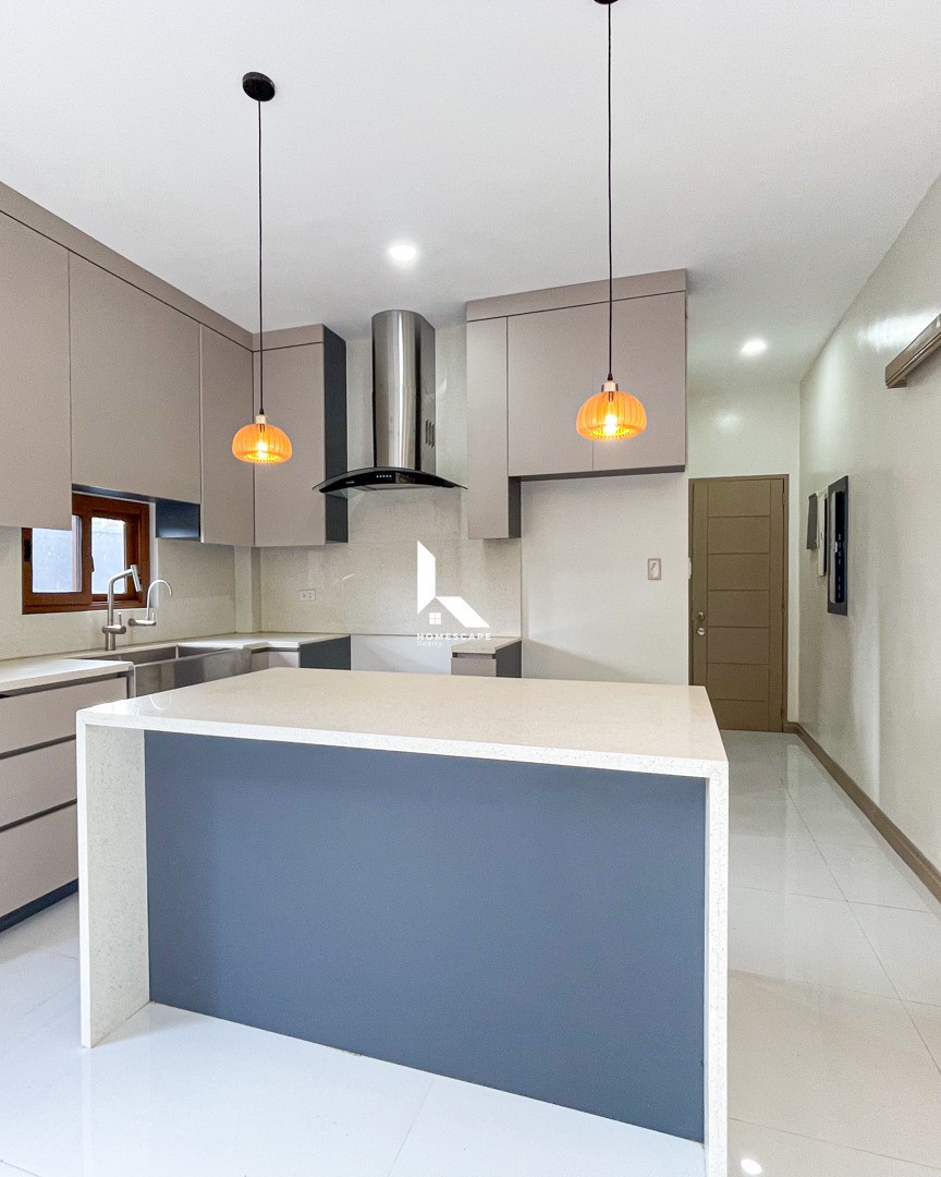 Elegant Modern Contemporary House and Lot photo 3