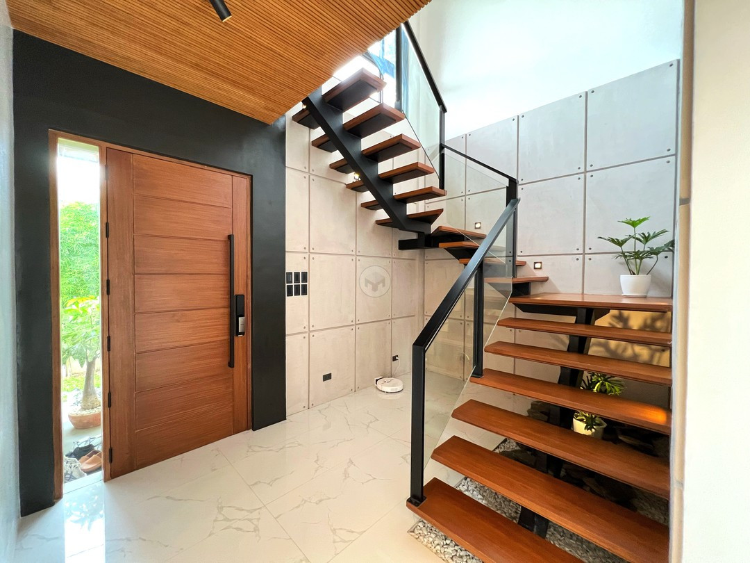 Refined Contemporary House and Lot for Sale photo 4