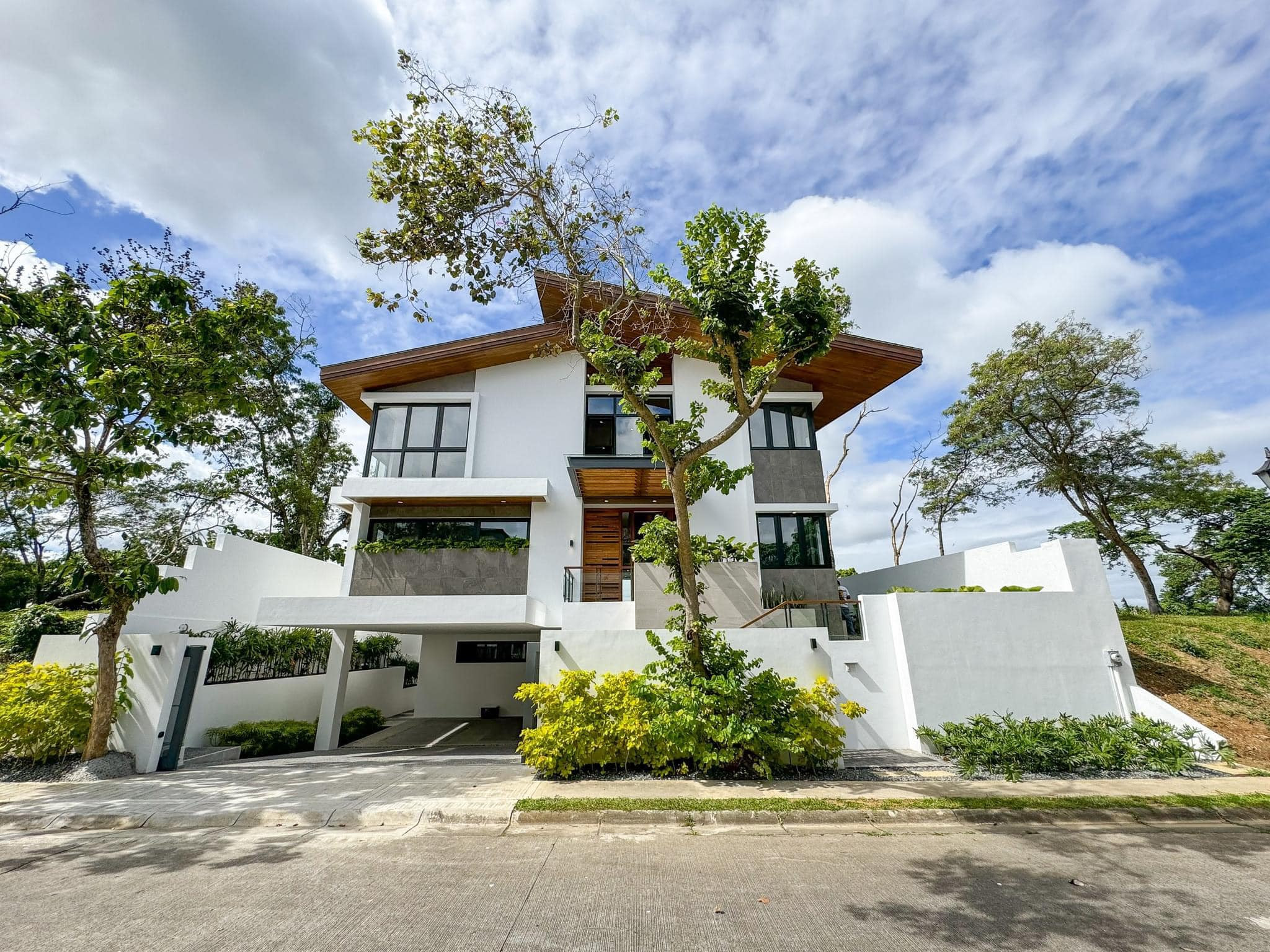 An Enchanting 4 Bedroom House and Lot for Sale photo 2