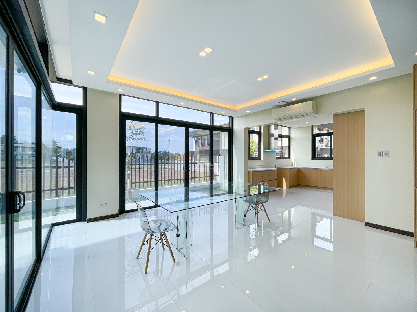 Sophisticated Modern Tropical House in The Enclave Alabang, Muntinlupa photo 4