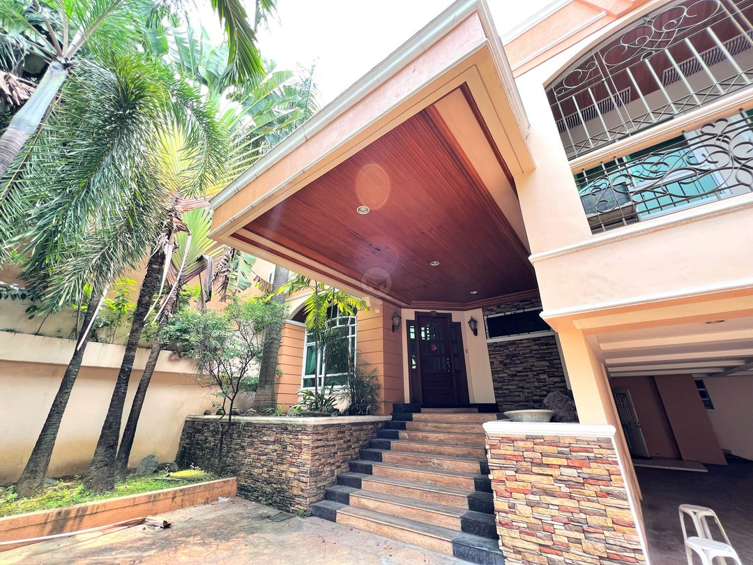 Exceptional Ancestral Home for Sale near West Avenue photo 2