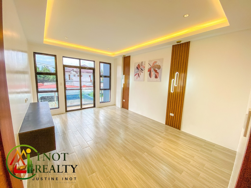 Elegantly Finished 3 Storey House and Lot photo 4