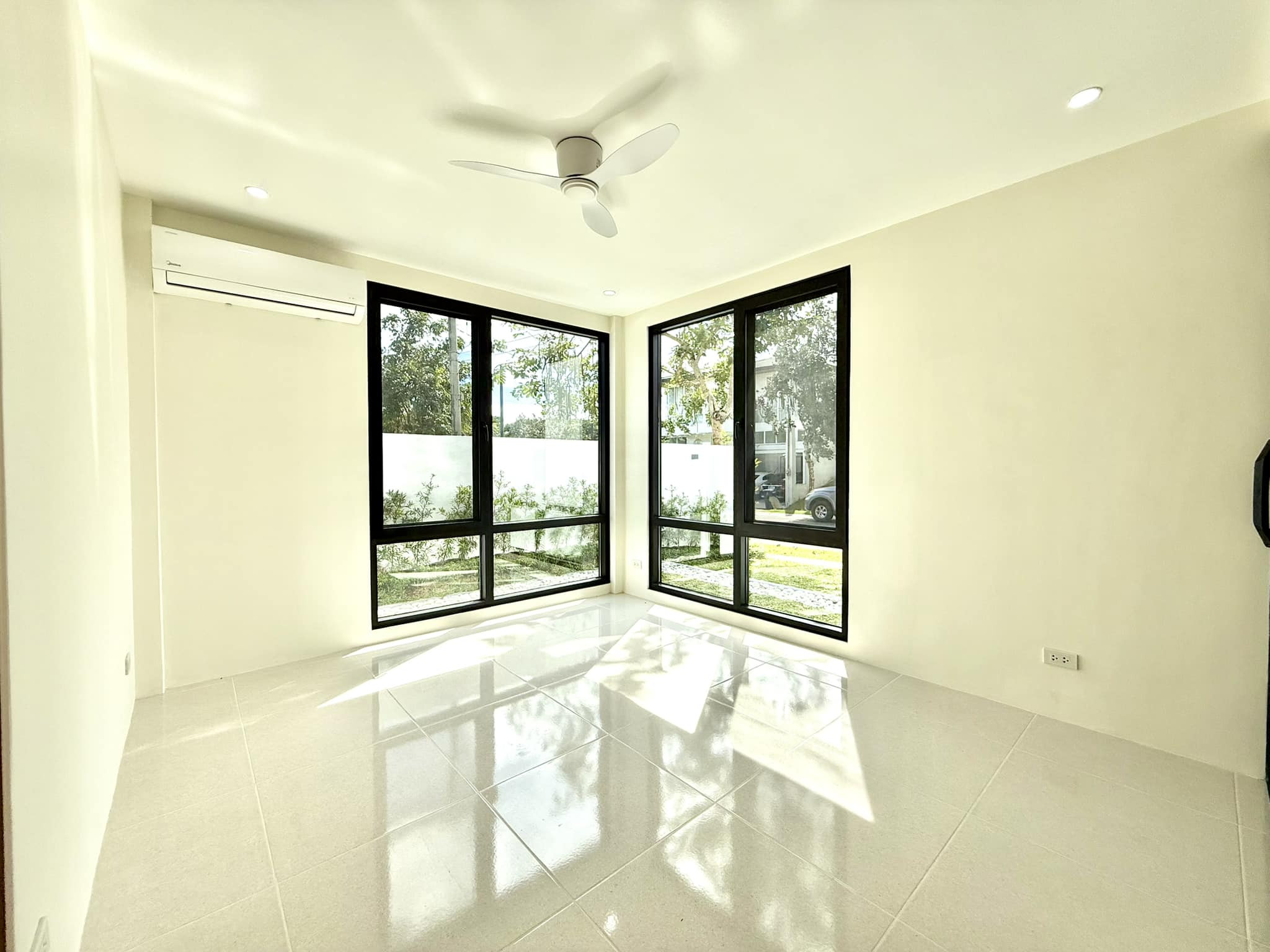 Contemporary 5-Bedroom House for Sale in Treveia, Nuvali, Calamba, Laguna photo 2