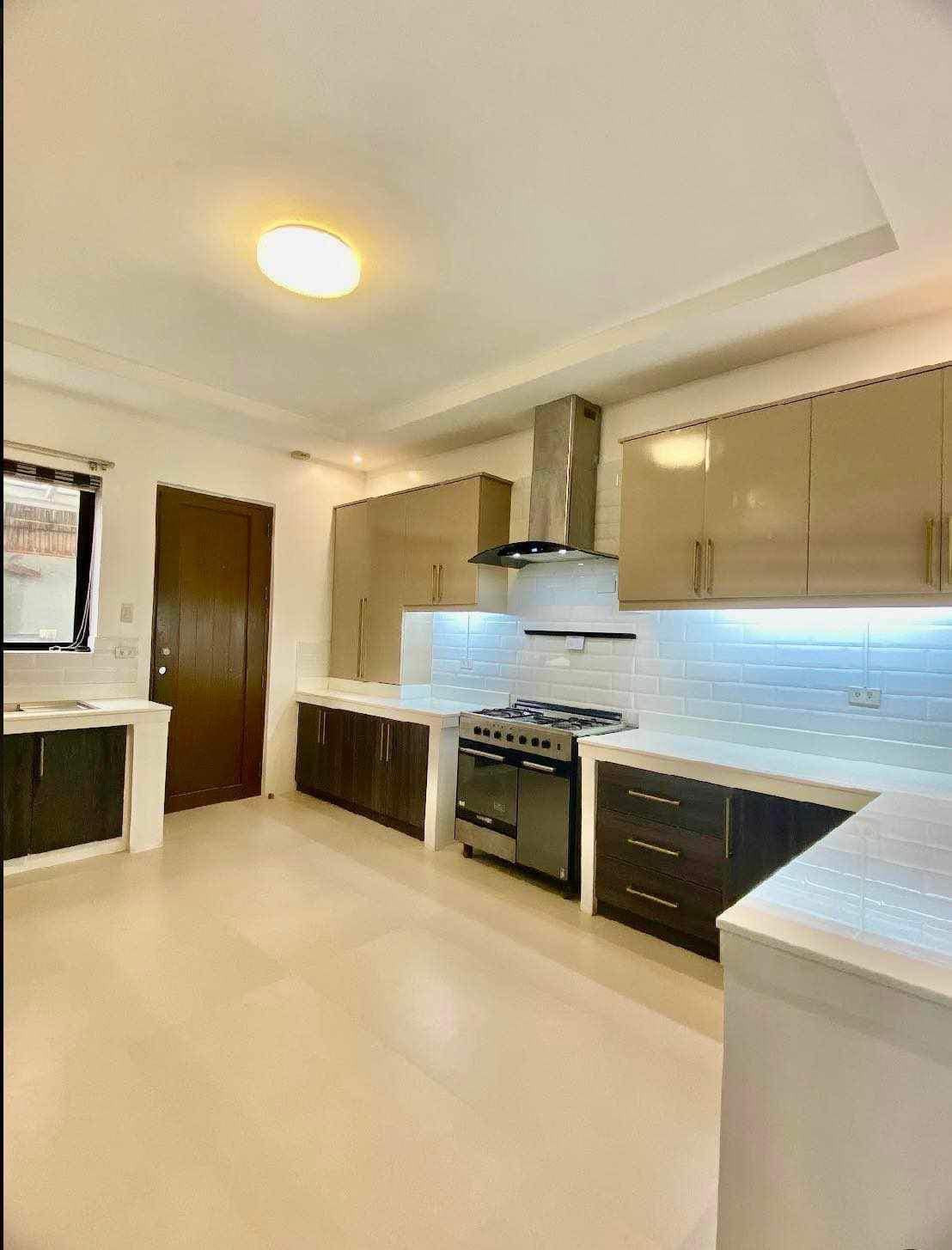 A Splendid 5 Bedroom House and Lot photo 3