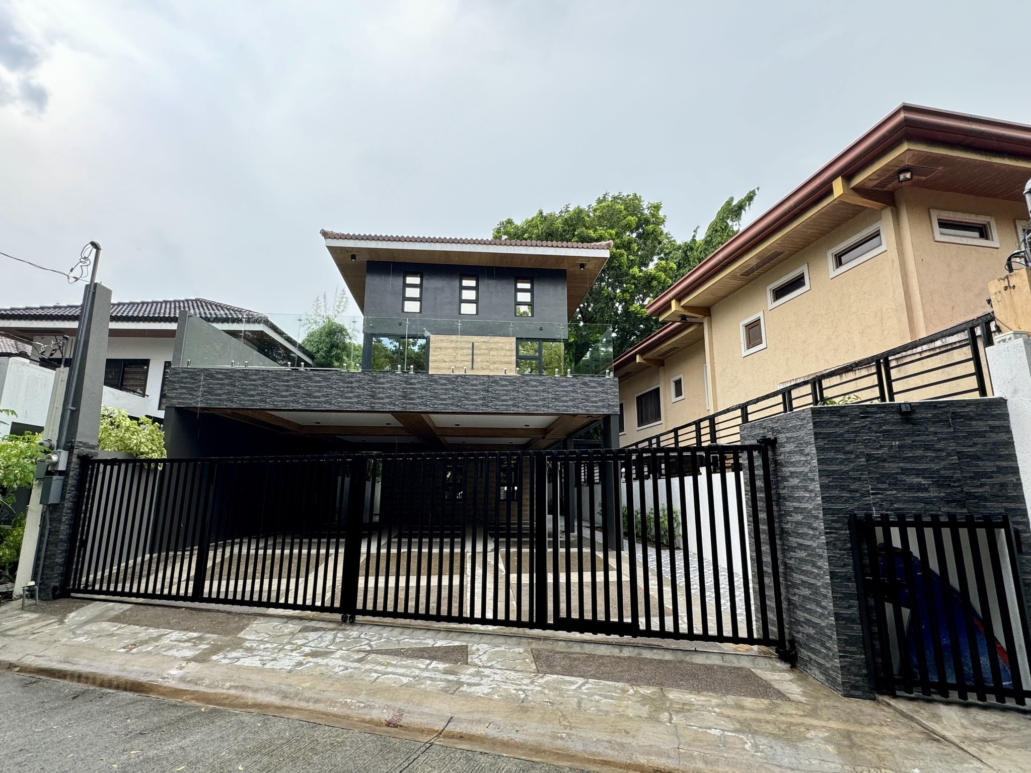 Captivating 6-Bedroom House and Lot in BF Homes, Parañaque photo 1
