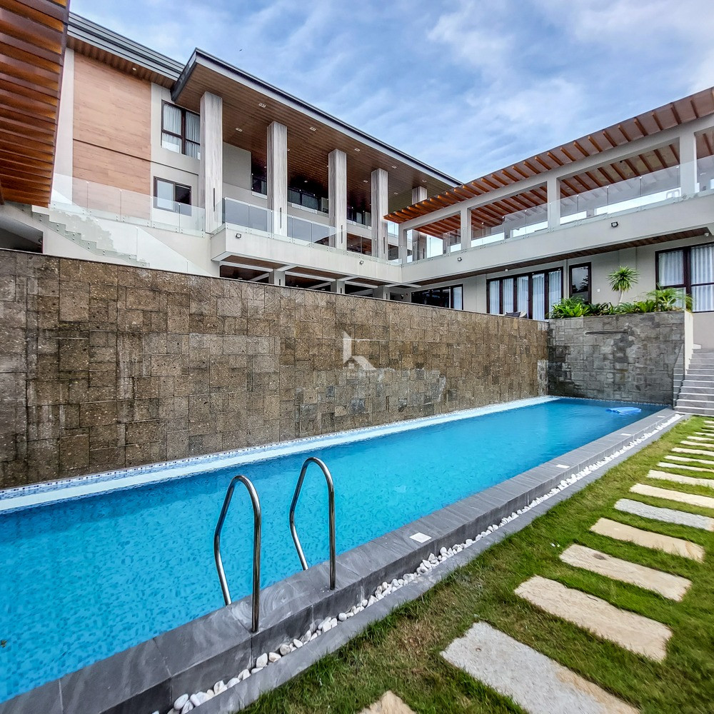Massive Ultra-Modern Home with Gorgeous Panoramic City views for Sale photo 2