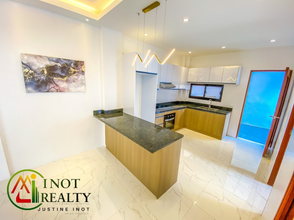 Elegantly Finished 3 Storey House and Lot photo 3