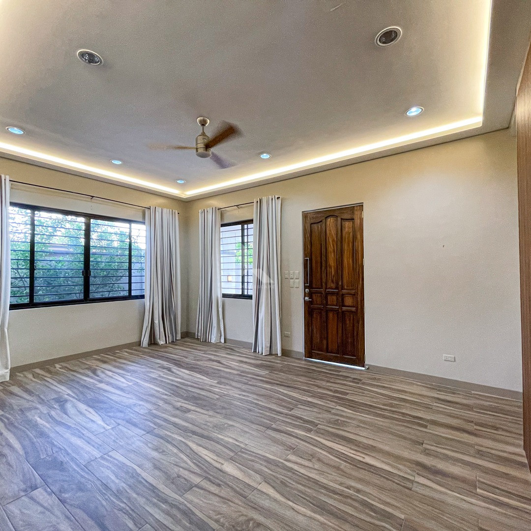 Charming Bungalow House and Lot For Sale in BF Homes photo 4