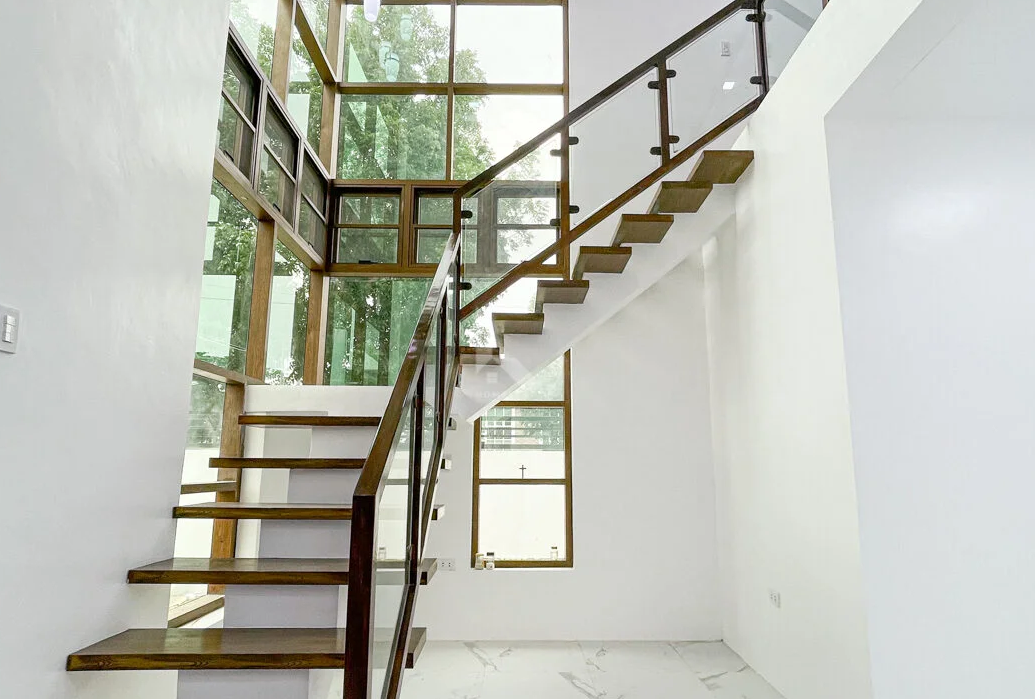 Pleasing Modern Contemporary House and Lot For Sale in South Point, photo 3