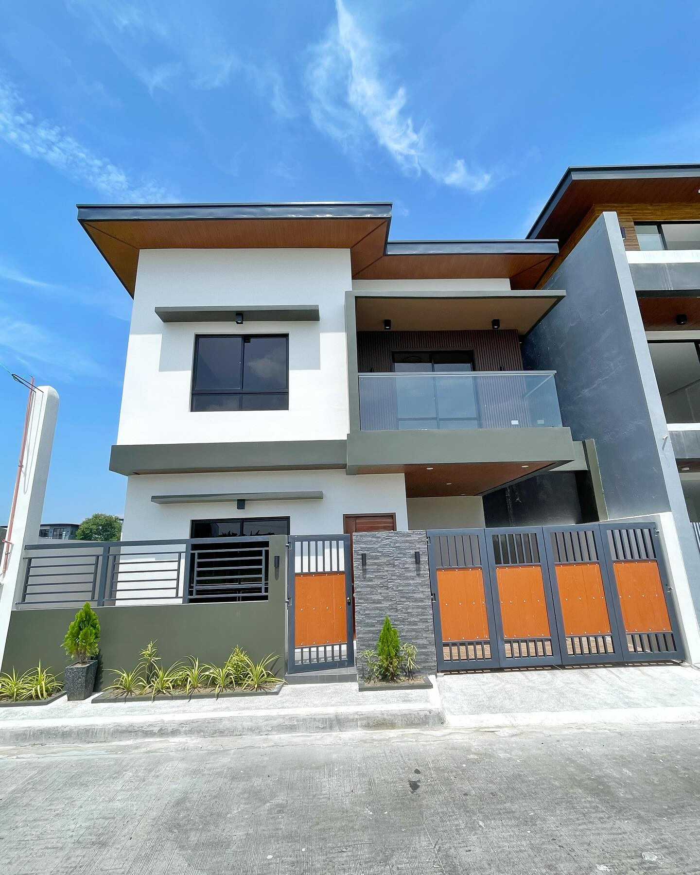 Brand New Modern House for Sale in Greenwoods Executive Village photo 1