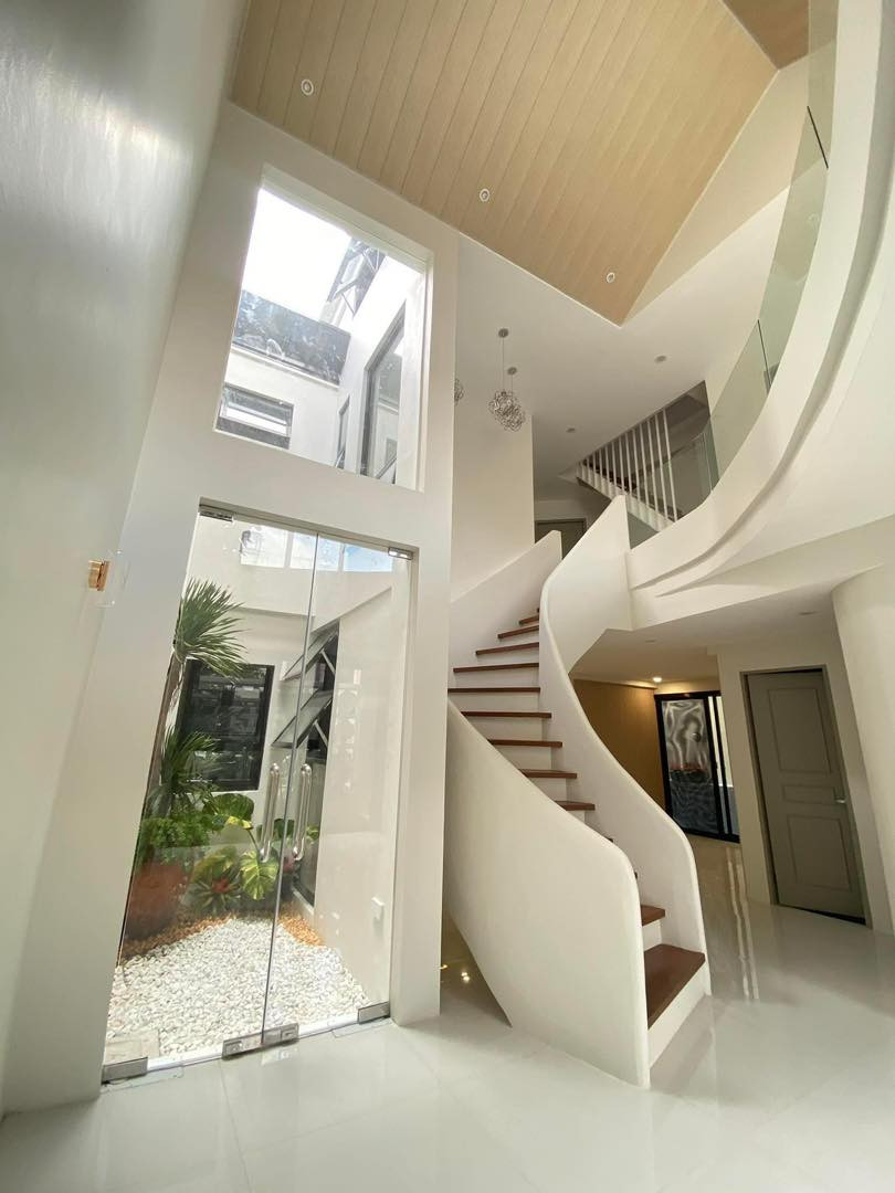 Modern Scandinavian House for Sale in Greenwoods Executive Village photo 3