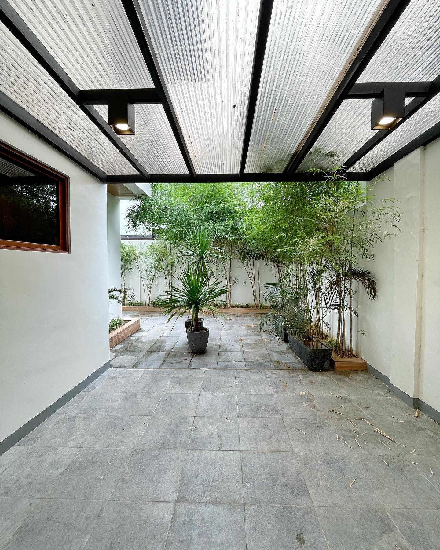 Modern House for Sale in Greenwoods Executive Village photo 3