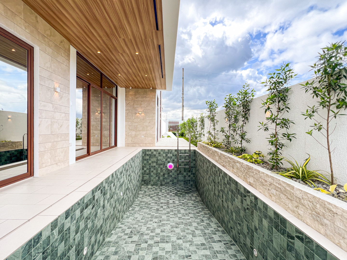 Stunning Modern House with Overlooking View in Eastland Heights photo 2