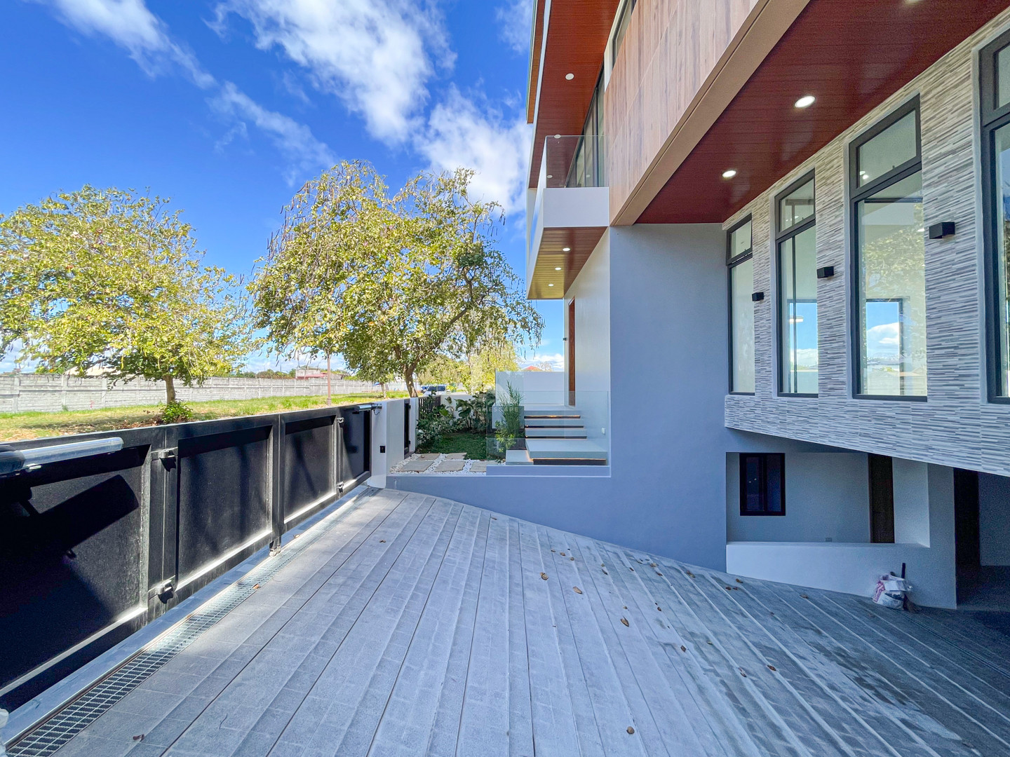 Sophisticated Modern Contemporary House and Lot For Sale photo 2