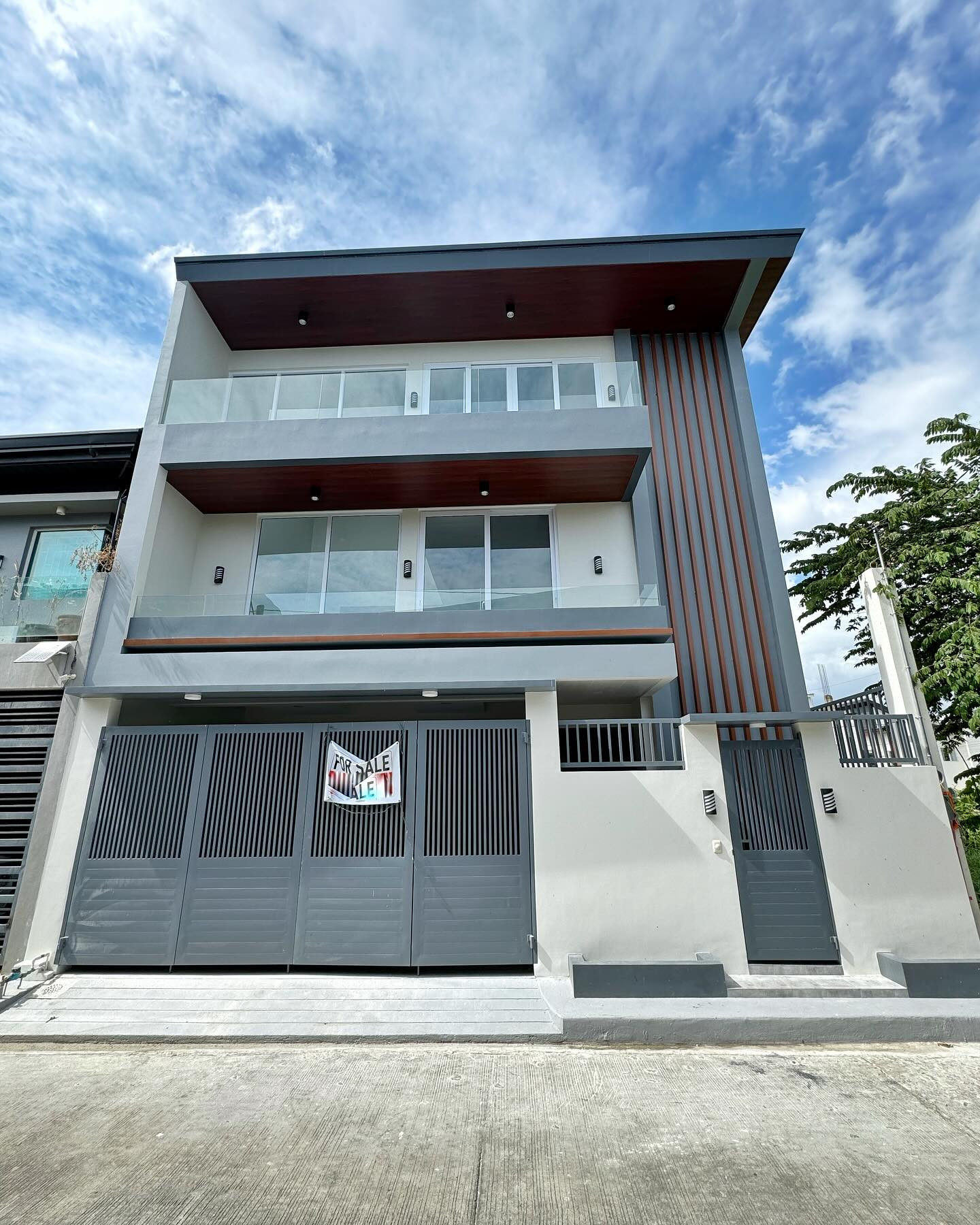 Brand New Modern 3-Storey House for Sale in Greenwoods Executive Village photo 1
