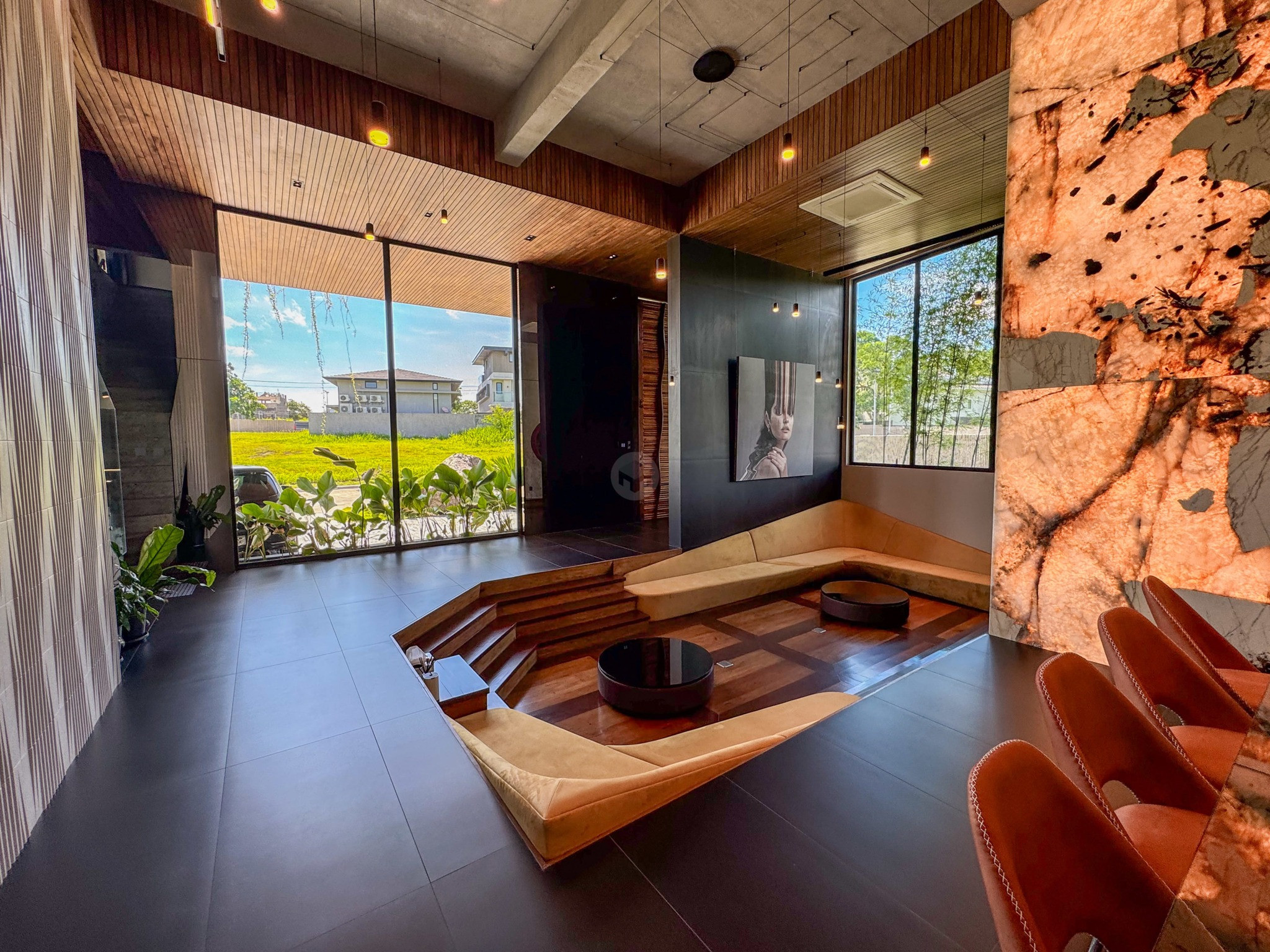 A Luxurious 3-Bedroom House for Sale in Alabang photo 2