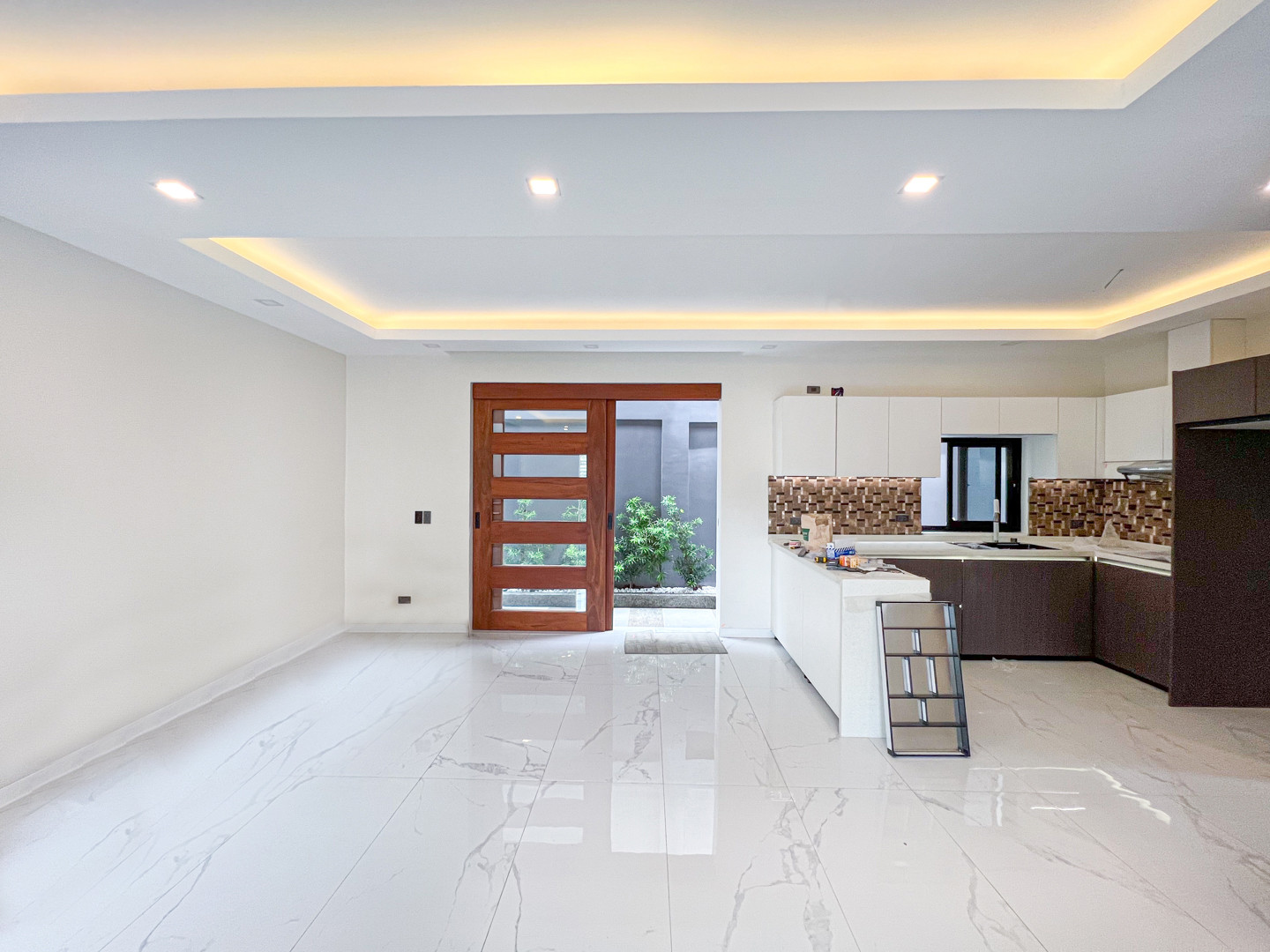 Sale: Sophisticated Modern Contemporary Home photo 3