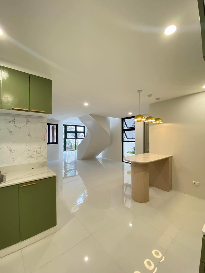 Modern Scandinavian House for Sale in Greenwoods Executive Village photo 4