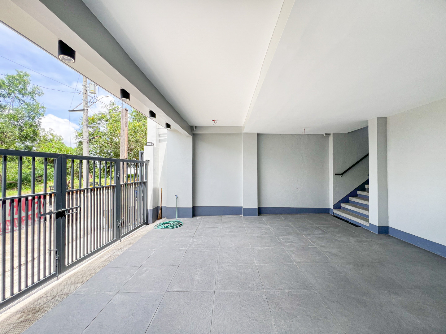 Gorgeous Home For Sale in Edgewood Place photo 2