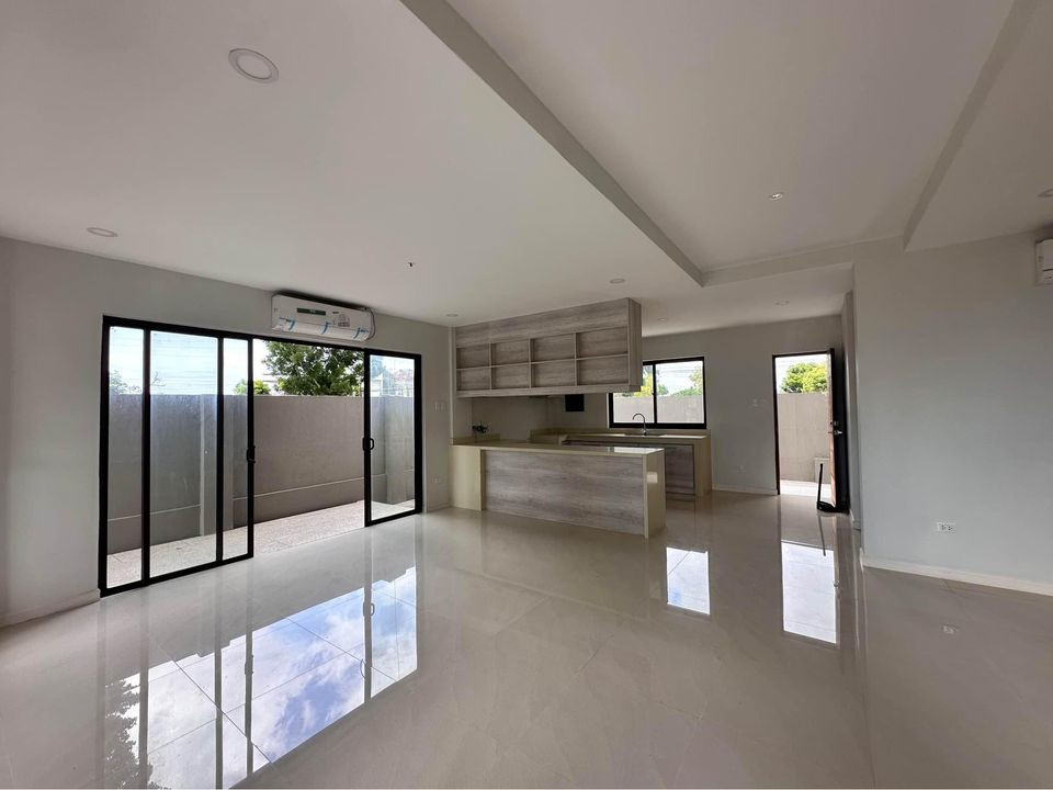 Vista Grande Talisay Phase 1 House with 4-Bedrooms and 2-Carport photo 4