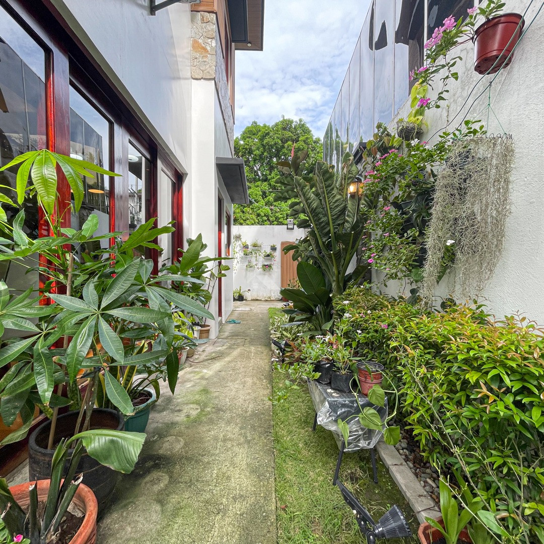 Elegant Modern Tropical House and Lot For Sale in Susana Heights photo 2