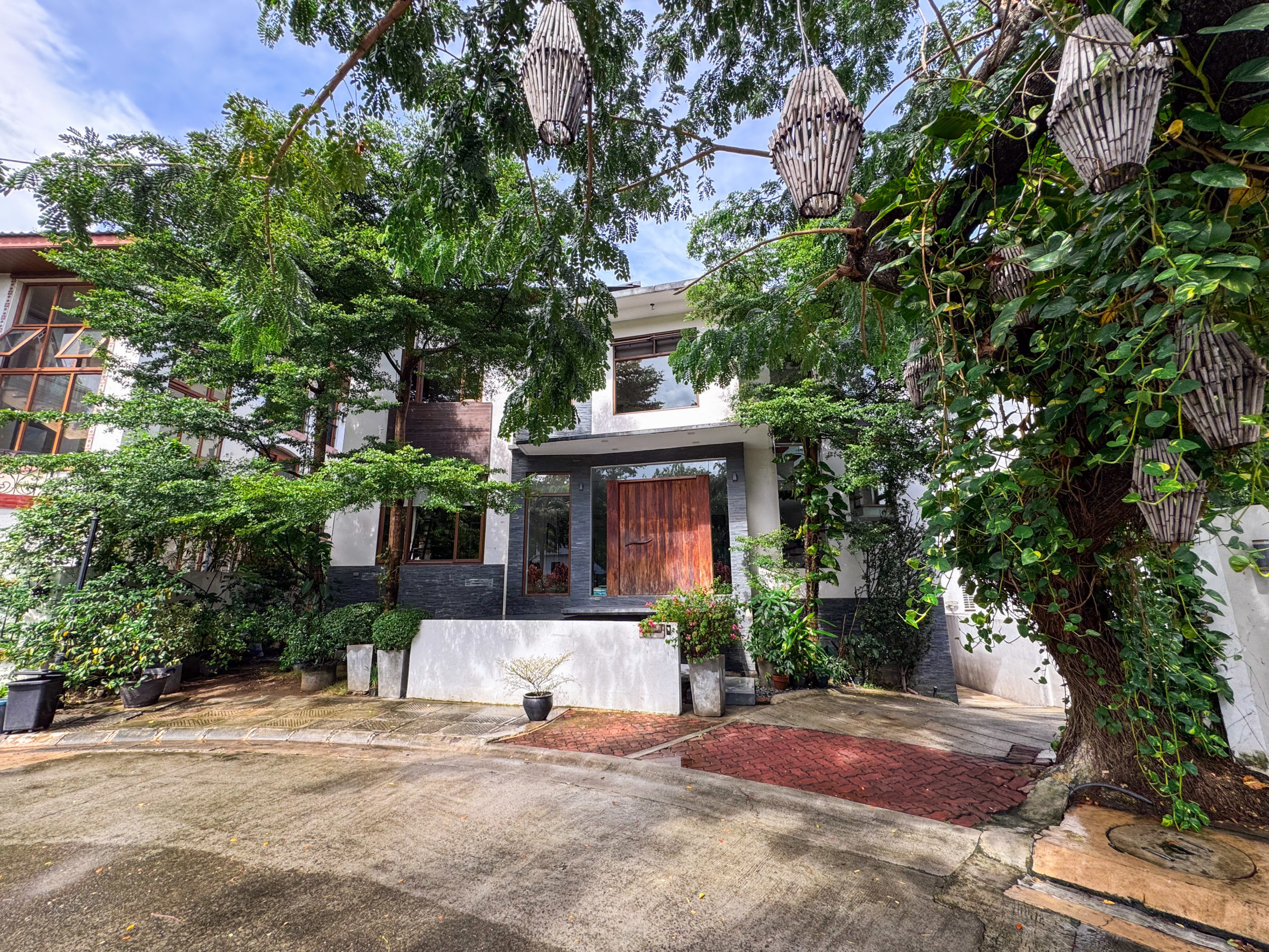 Enchanting 4-Bedroom House and Lot for Sale photo 1