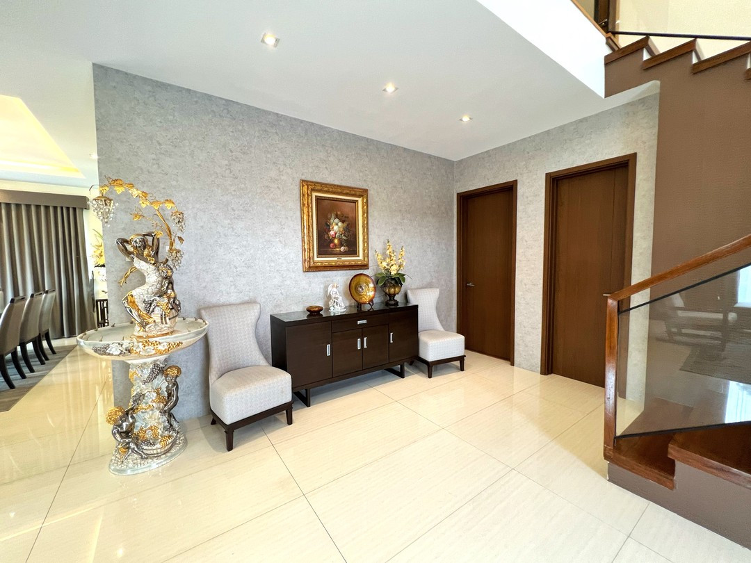 Stylish Immaculate House and Lot for Sale photo 3
