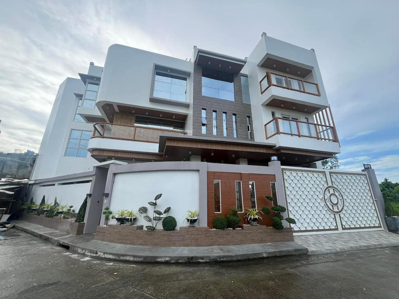 An Astonishing 8 Bedroom House and Lot for Sale photo 1