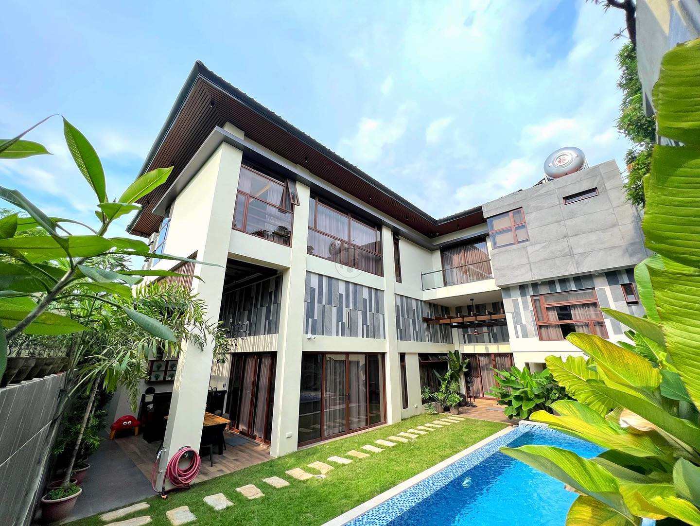 A Statuesque Designer Home in Multinational Village photo 2