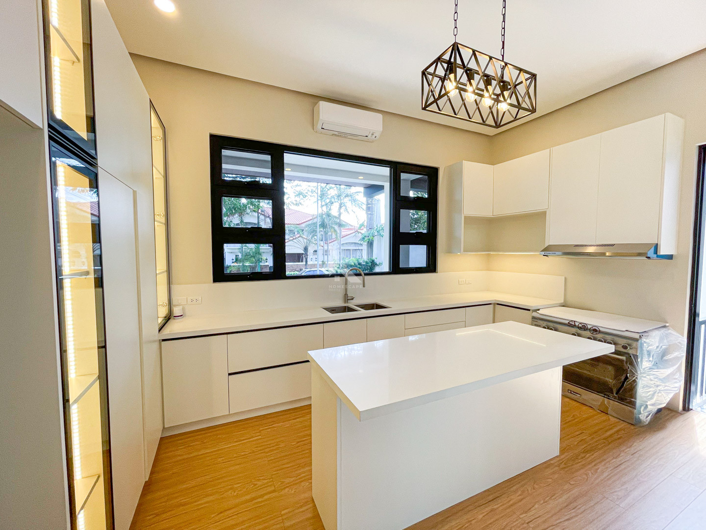 Cozy Newly Renovated Modern Bungalow House and Lot For Sale photo 5