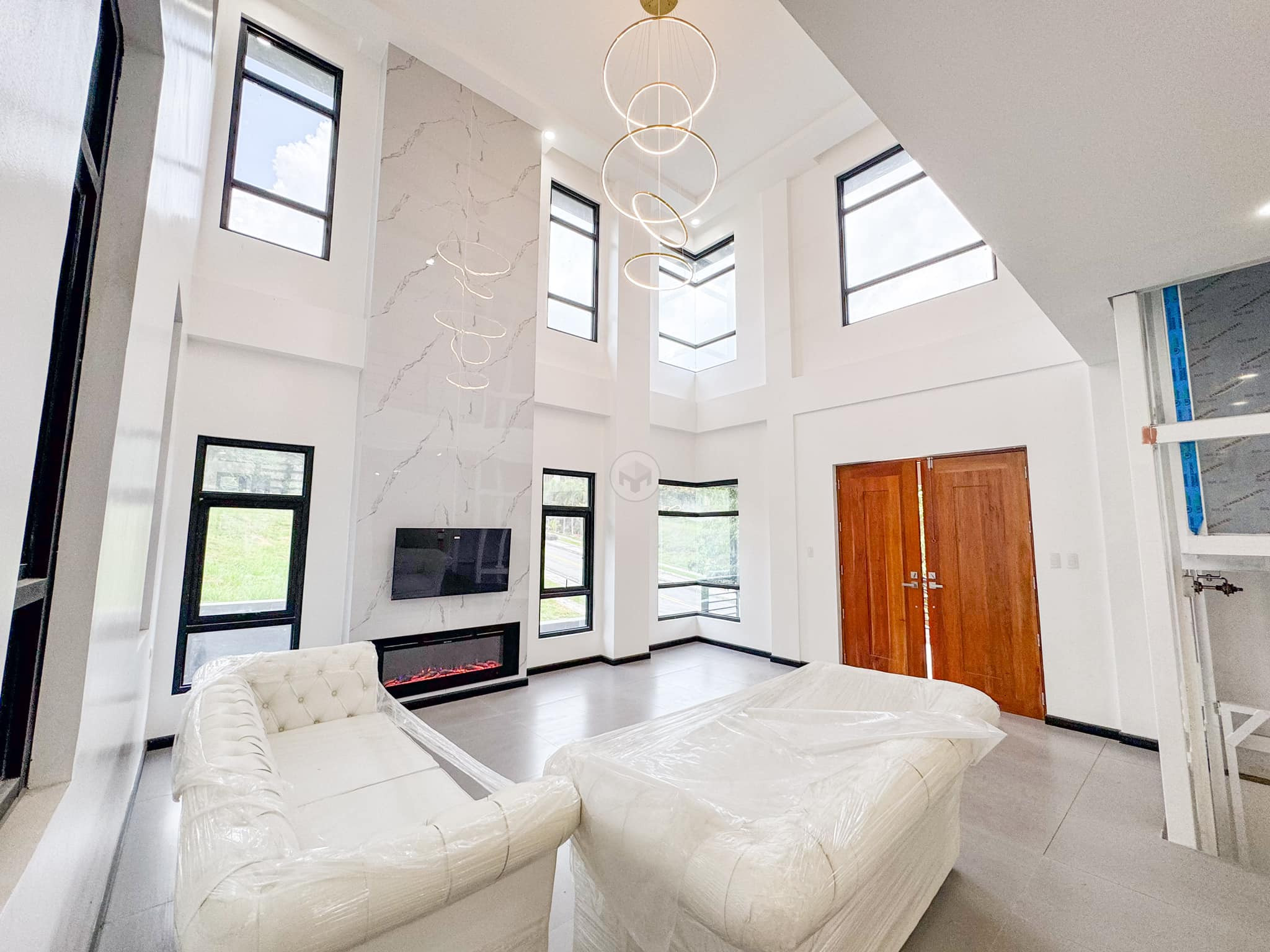 Exquisite 5- Bedroom House and Lot for Sale photo 2