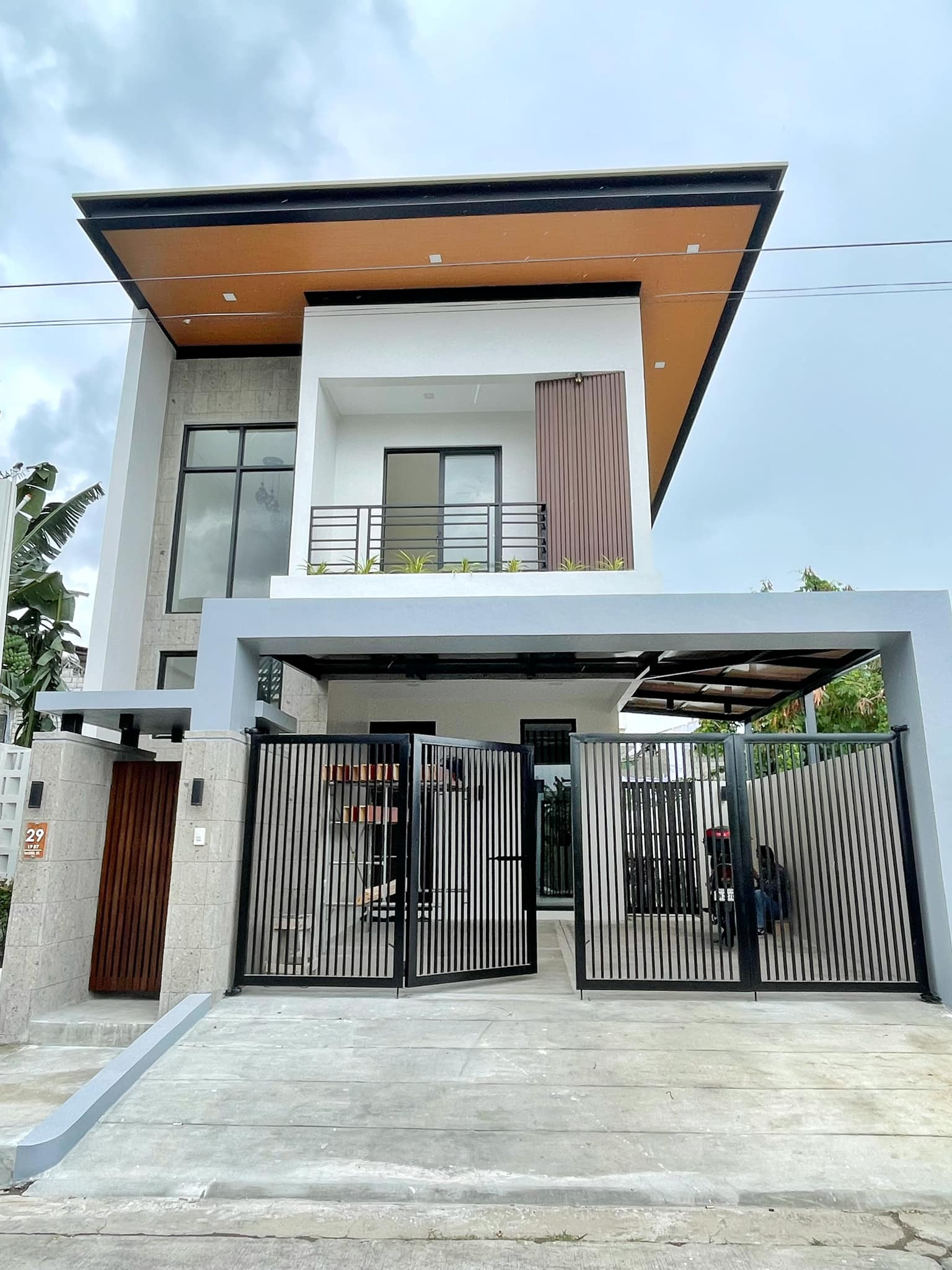 Brand New Modern House for Sale in Greenwoods Executive Village photo 1