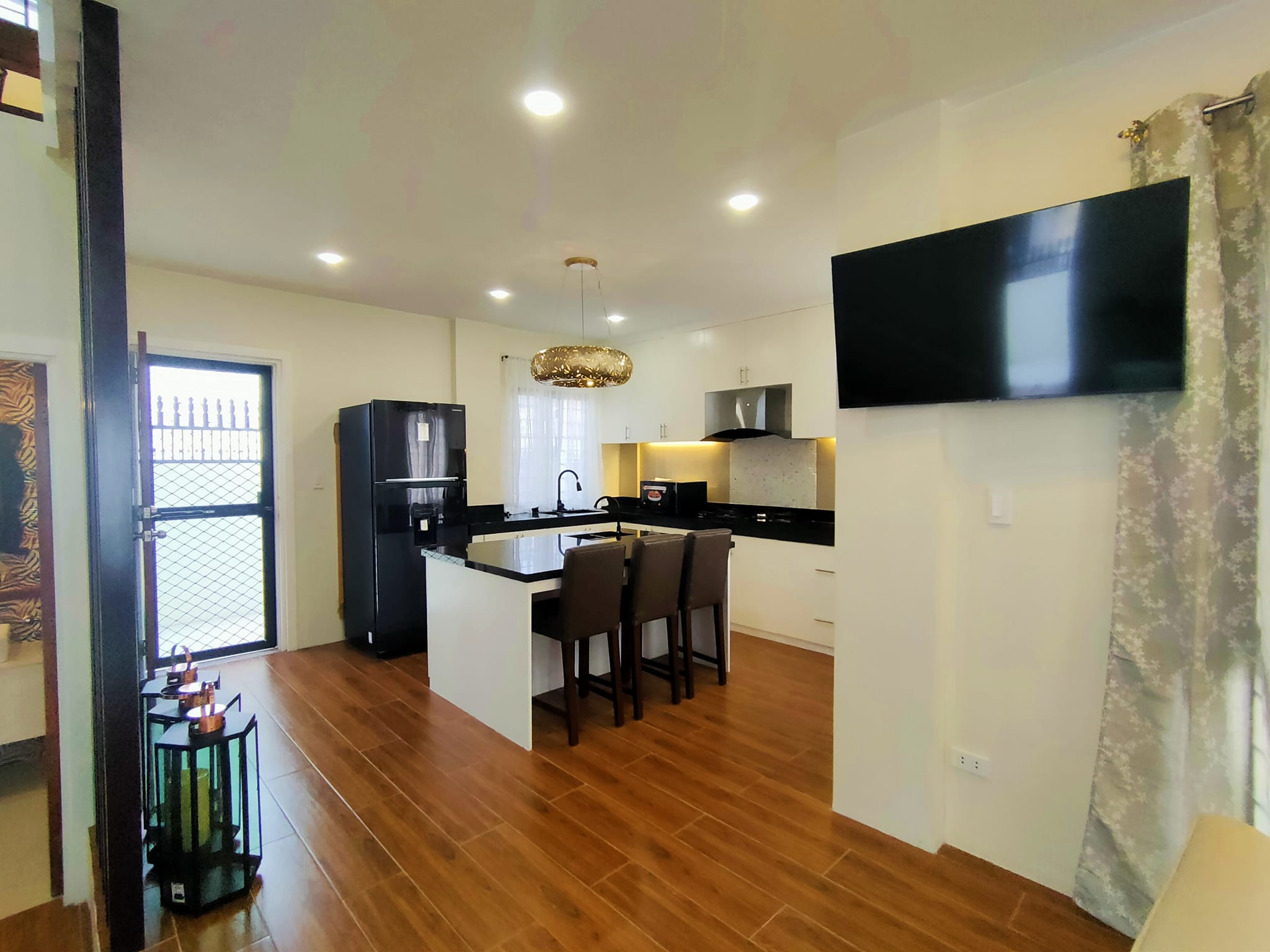 Sophisticated Modern Furnished Home for Sale near Clark photo 4
