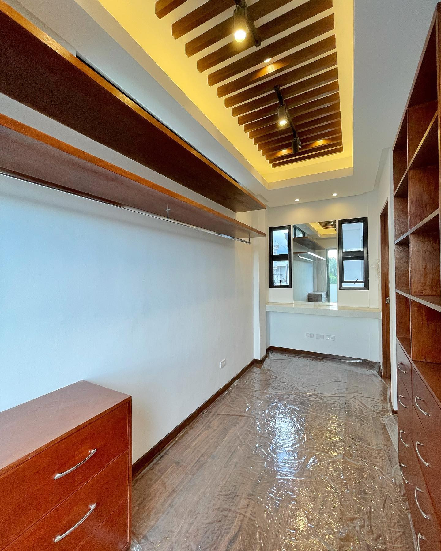 Brand New Modern House for Sale in Greenwoods Executive Village photo 5