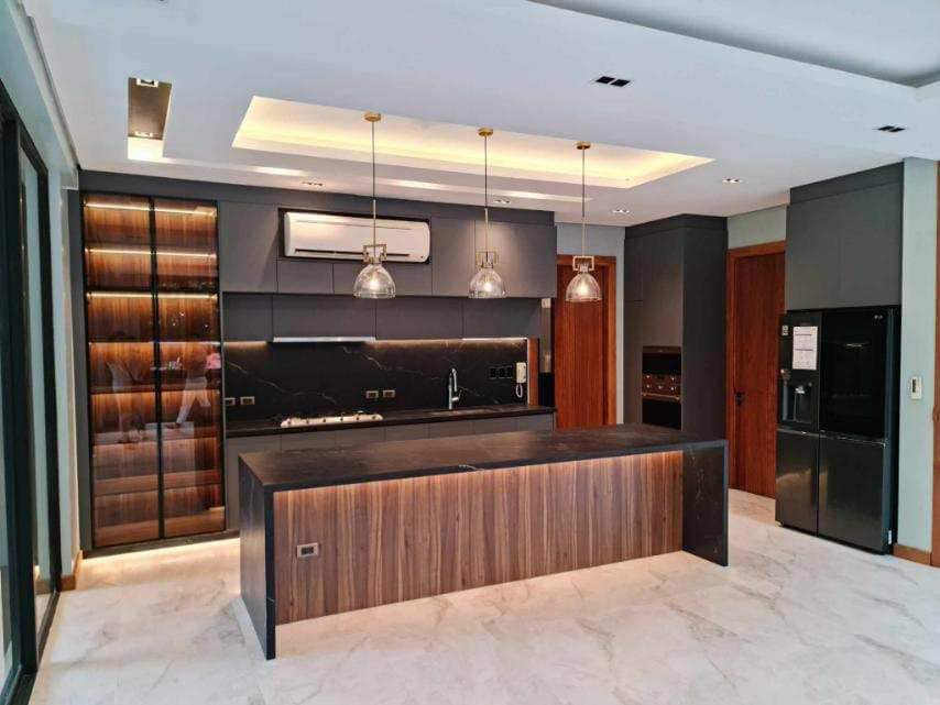 A Stunning 6 Bedroom House and Lot for Sale photo 3