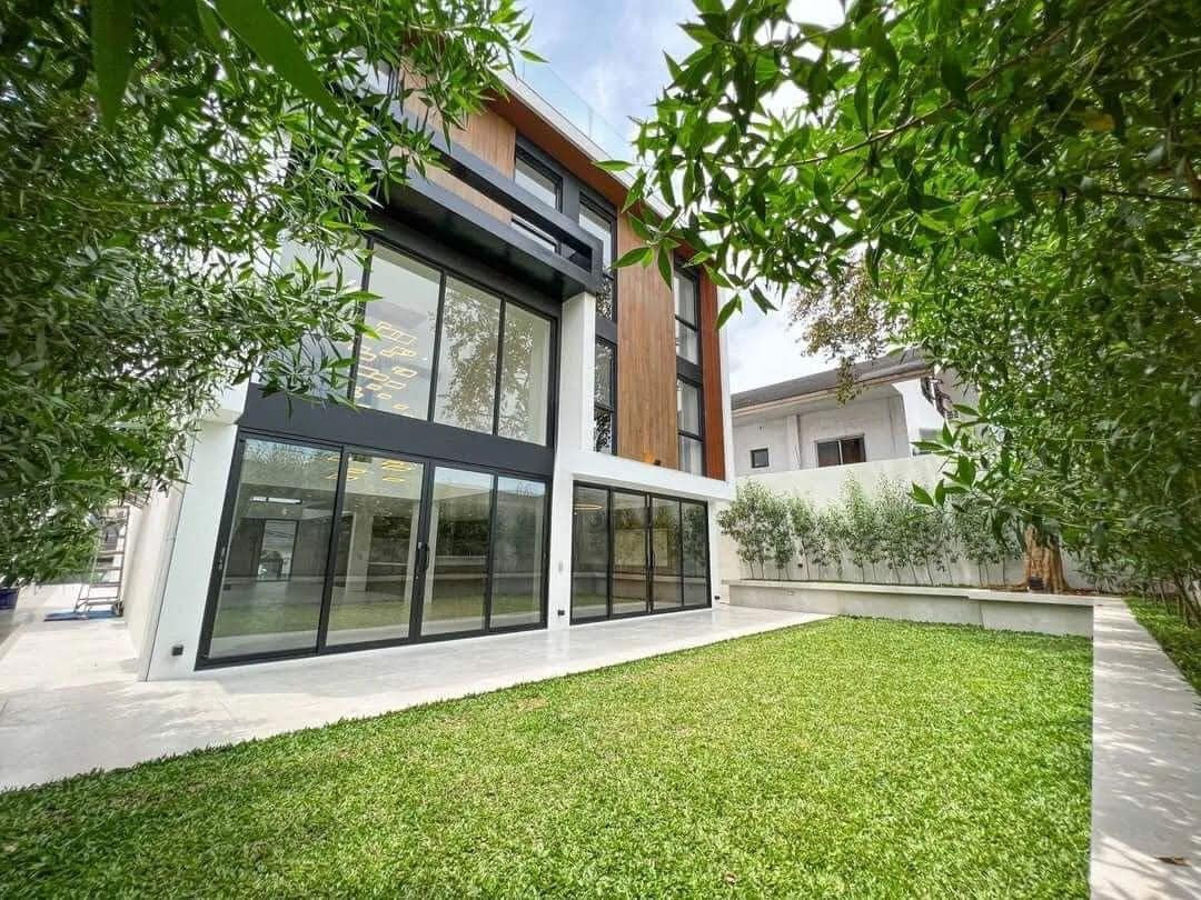 An Astonishing  Brand New House and Lot for Sale in Whiteplains Village photo 2