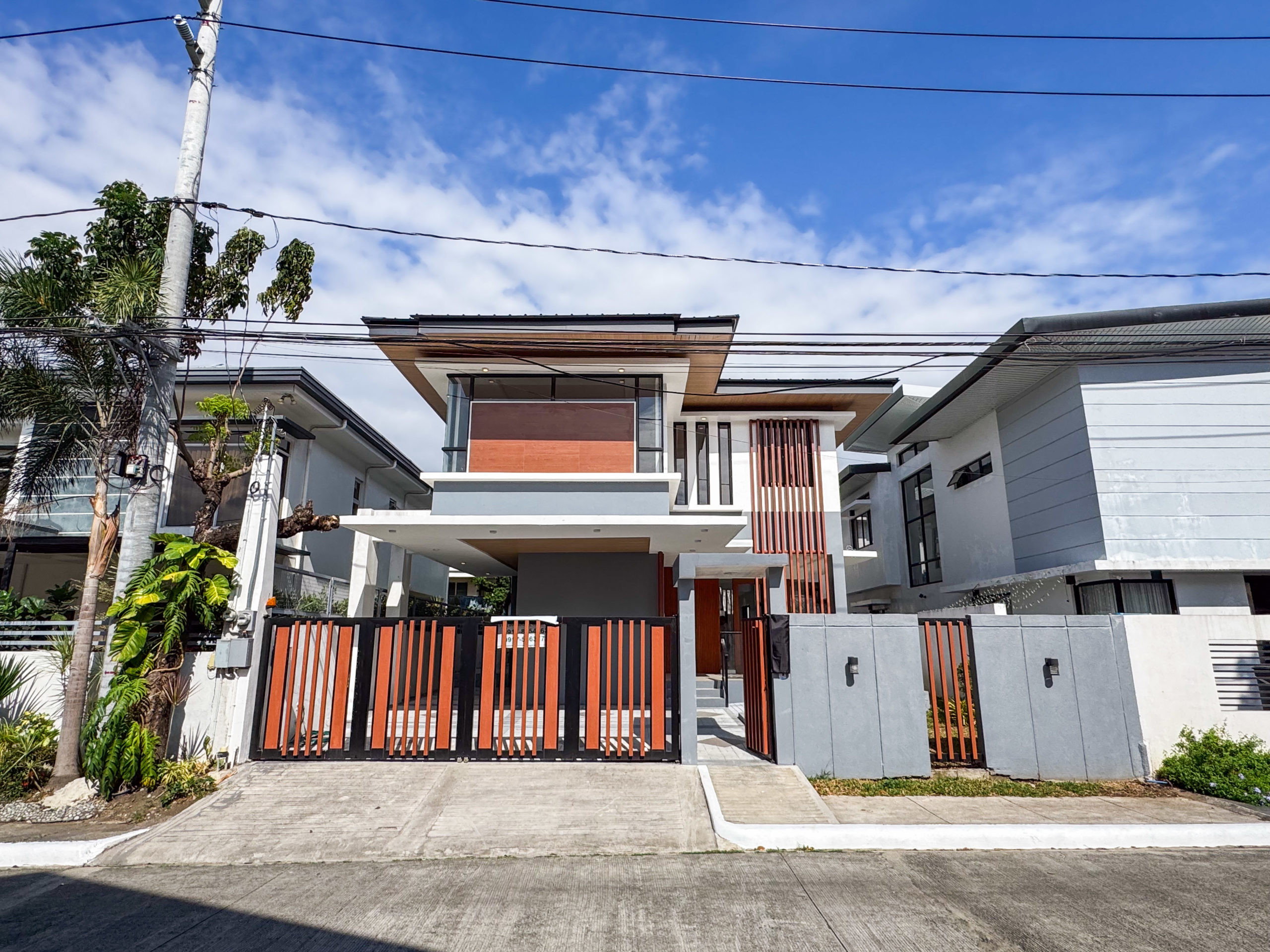 Modern 4-Bedroom House and Lot photo 1