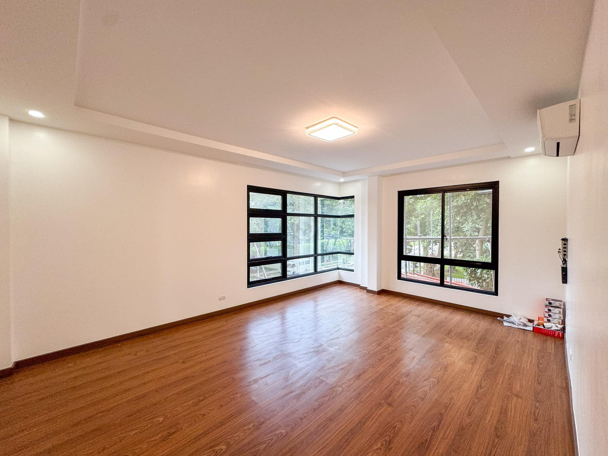 Exquisite 5- Bedroom House and Lot for Sale photo 4
