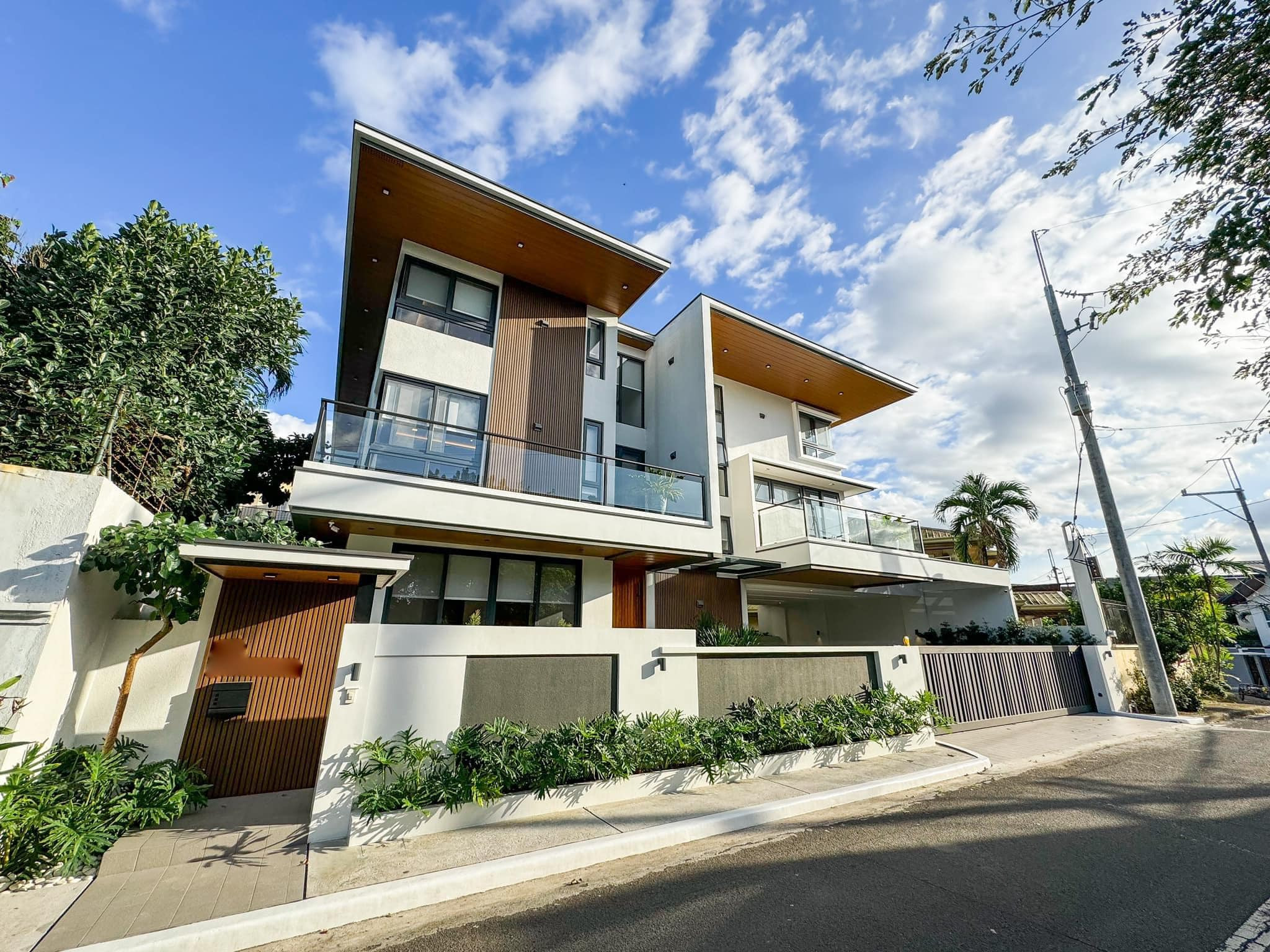 An Outstanding 7 Bedroom Home for Sale in Congressional Ave. photo 1