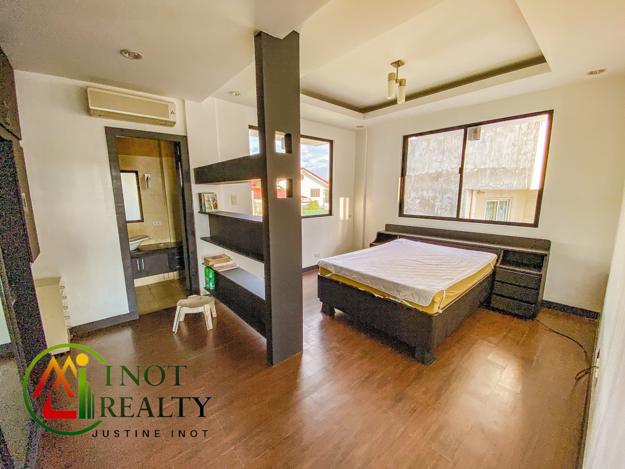 Spacious 3 Storey Single Attached House photo 4