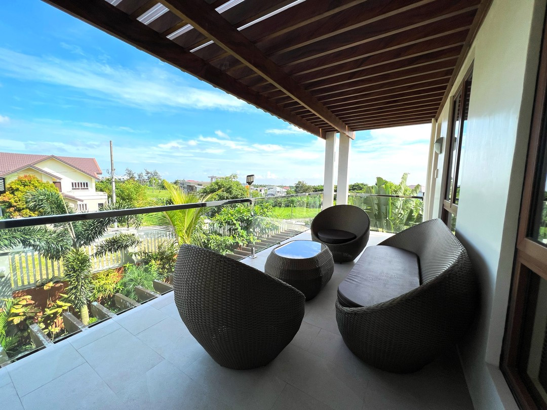 A Pleasant and Warm House and Lot for Sale photo 3