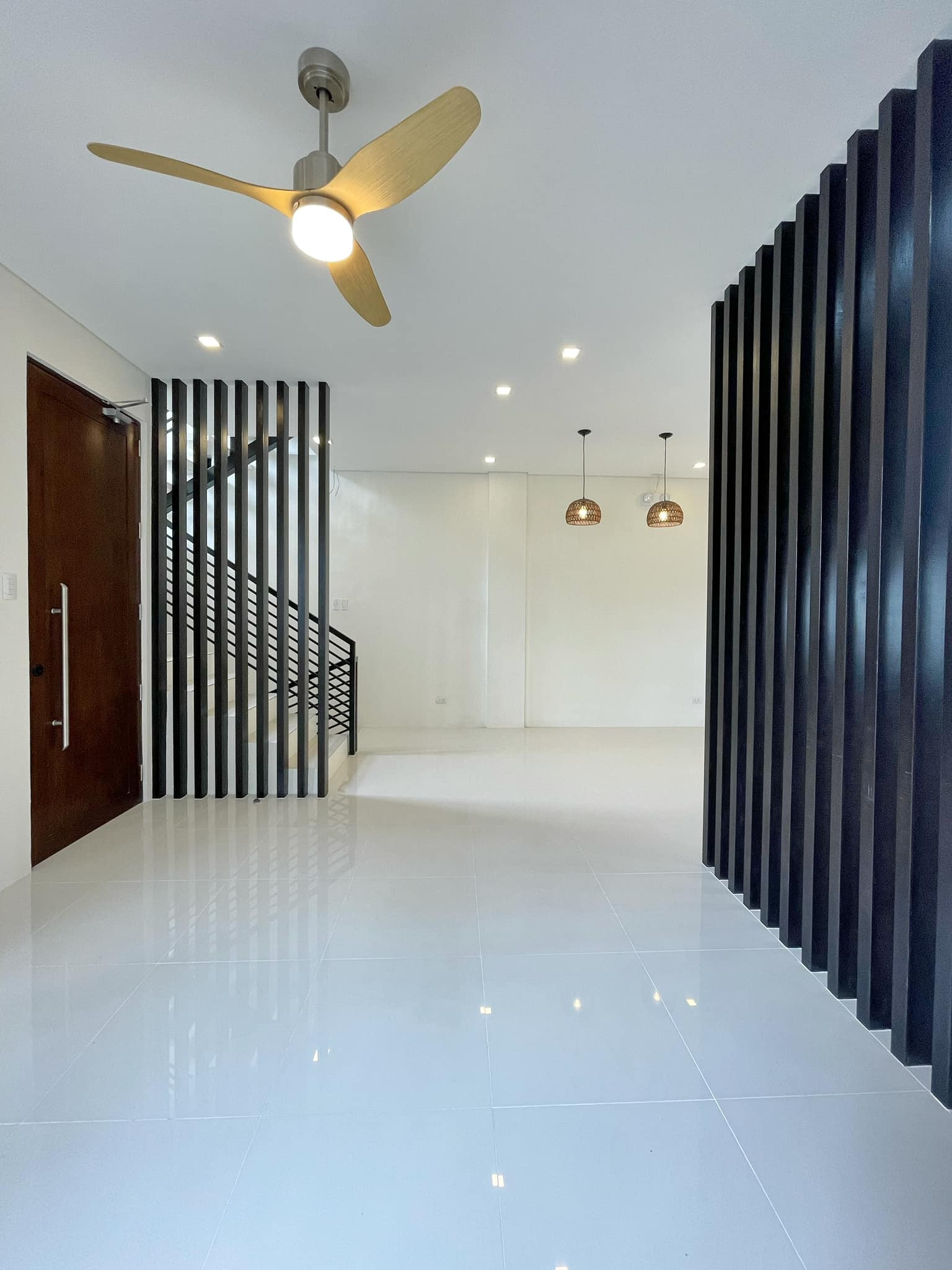 Brand New Modern House for Sale in Greenwoods Executive Village photo 5