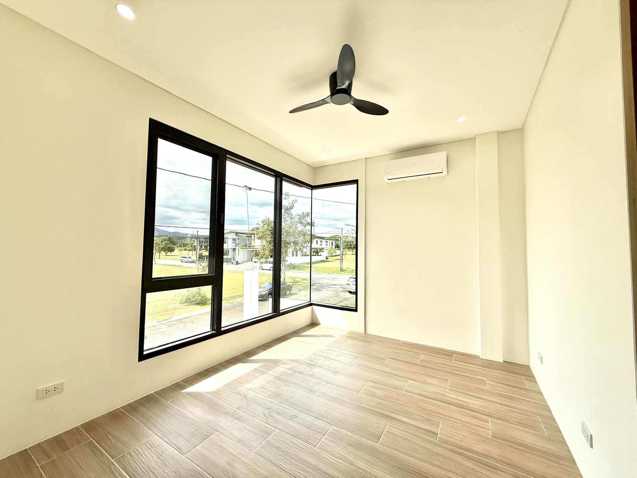 Contemporary 5-Bedroom House for Sale in Treveia, Nuvali, Calamba, Laguna photo 5