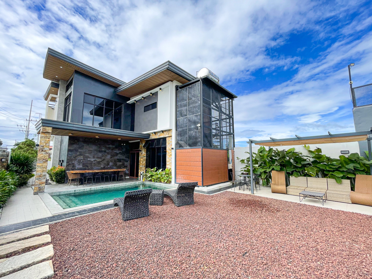Magnificent Modern Tropical Vacation Home For Sale in Tagaytay photo 3