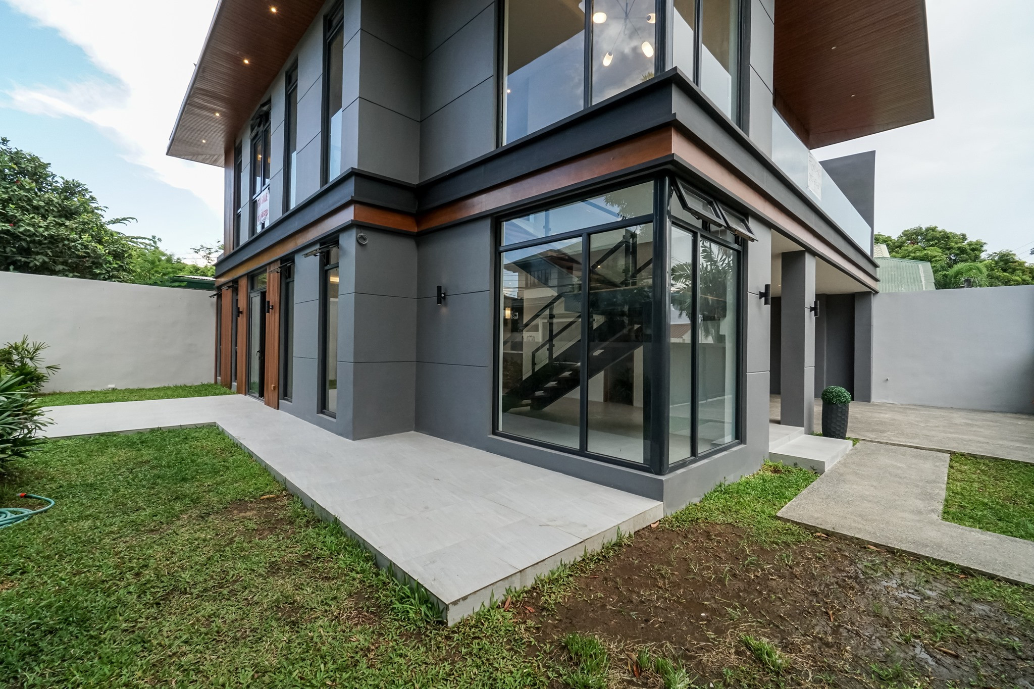 5-bedroom modern tropical house photo 4