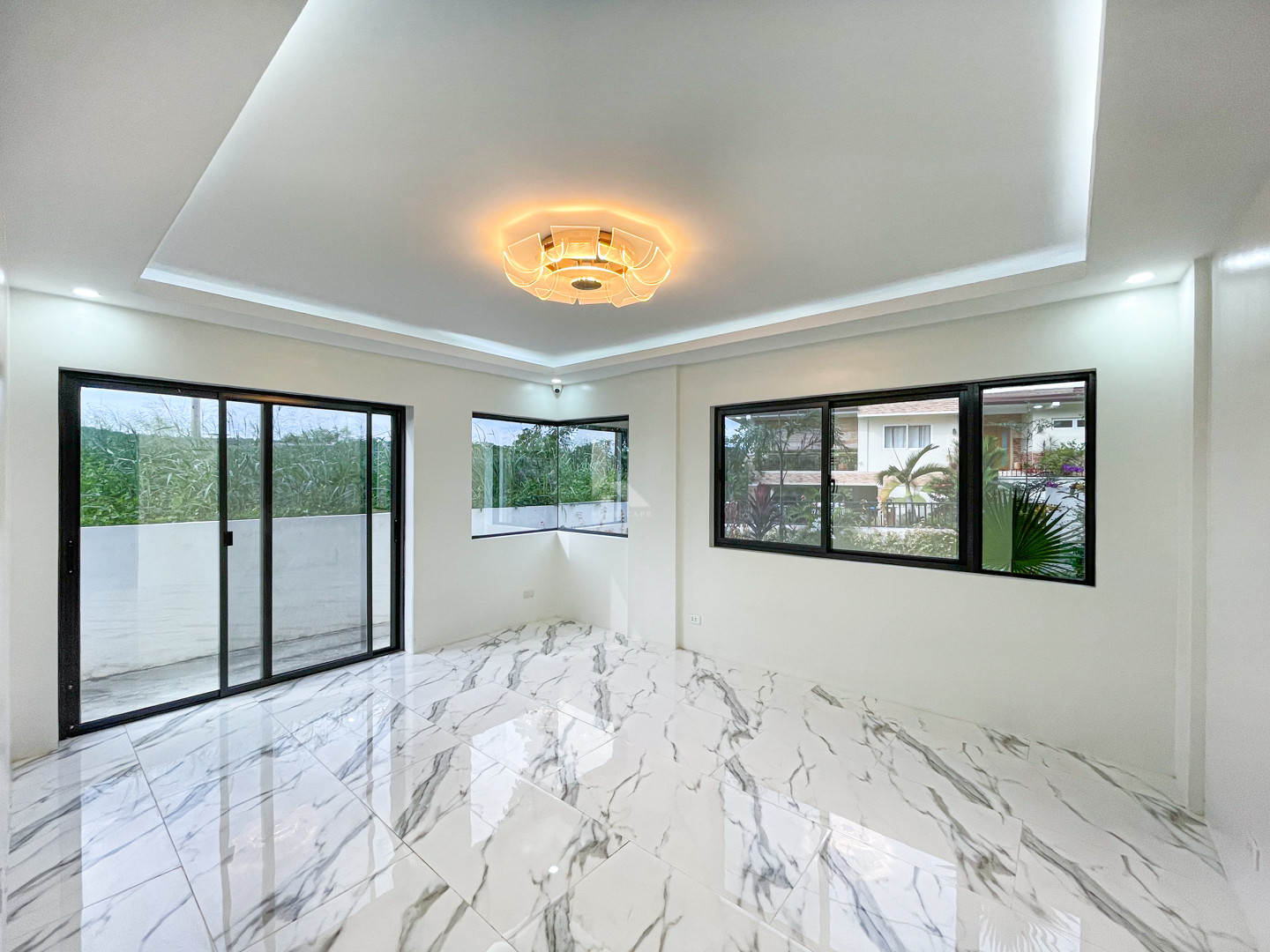 Superb Modern Contemporary Home with Overlooking View in Sun Valley, Antipolo photo 5